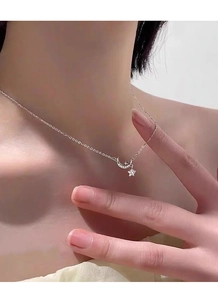 Nahaufnahme der S999 Silberkette mit Stern und Mond in Roségold am Hals des Models