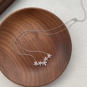 Collana Floreale in Argento Finissimo S999 per Donna Squisito Ciondolo a Fiore con Zirconia Catena da Clavicola Elegante Gioielli Regalo