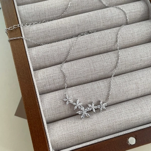 Squisita collana fiori in argento S999 con pendente floreale in zirconi taglio marquise