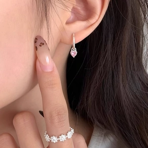 Créoles en argent S999 avec pendentif cœur rose en zircon et bague fleur sur modèle féminin
