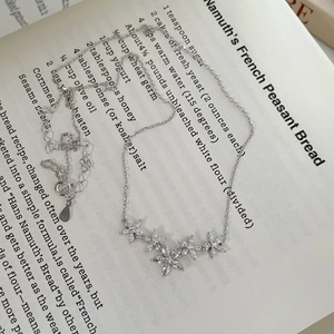 Elegante collana in argento S999 con cinque pendenti floreali e zirconi scintillanti