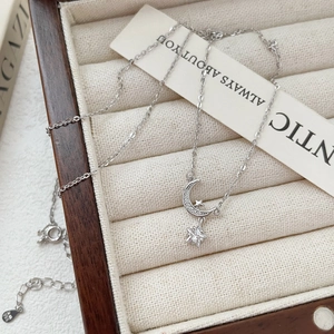 Elegante S999 Sterlingsilber Mond und Stern Halskette mit schimmerndem Zirkon Besatz