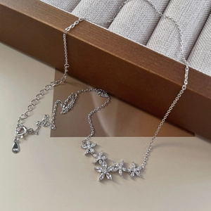 Elegante collana con pendente a fiore in argento S999 con pietre di zircone lucide
