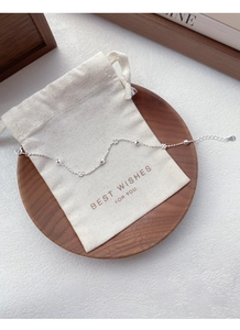 Gros plan détaillé du bracelet fleur en argent sterling S925 avec poinçon sur l'étiquette
