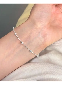Détail du bracelet fleur en argent S925 avec perles laser sur le poignet