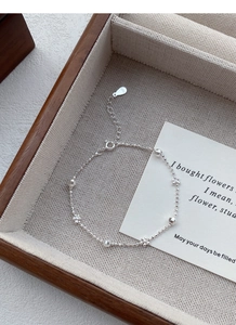 Détail du bracelet fleur en argent 925 montrant la chaîne à billes et le poinçon gravé