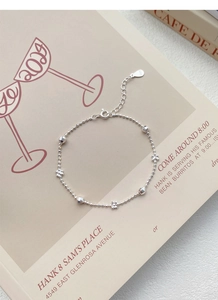 Gros plan détaillé du bracelet fleur en argent sterling S925 avec perles laser et poinçon