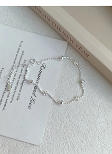 Gros plan sur le bracelet fleur en argent sterling S925 avec perles laser et fermoir
