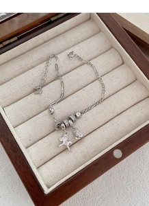 Vue détaillée du bracelet en argent S925 avec pendentifs licorne et sac de fortune