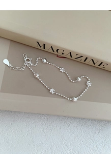 Vue détaillée du bracelet en argent S925 avec perles laser et décoration de fleurs