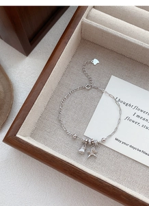 Vue détaillée du bracelet en argent S925 avec breloques sac de chance et cheval