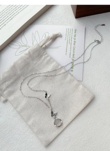 Détail du collier papillon en argent sterling S925 avec pendentif en calcédoine blanche