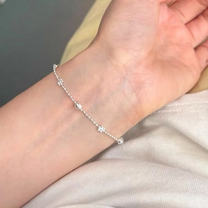 Bracelet minimaliste en argent sterling S925 avec de délicats charms en forme de fleurs