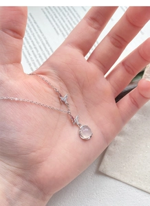 Gros plan détaillé du collier papillon en argent S999 avec pierre de calcédoine rose