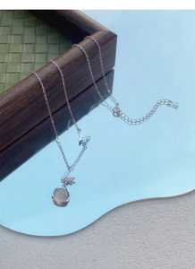 Vue détaillée du collier en argent S999 avec papillon et pendentif en calcédoine