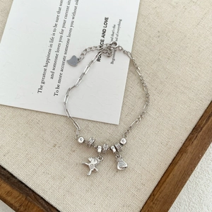 Bracelet en argent S925 avec pendentifs poney et sac de monnaie sur carte blanche