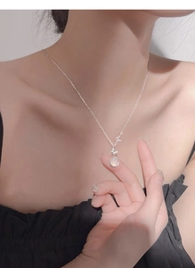 Détail du pendentif papillon en argent S999 avec calcédoine blanche sur chaîne fine