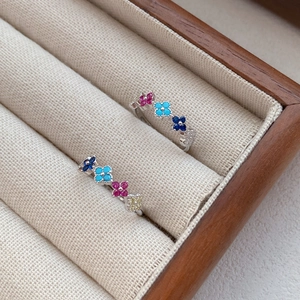 S925 sterling silver four-leaf flower ring with colorful cubic zirconia in a jewelry box