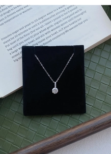 Gros plan du collier en argent S999 avec un pendentif brillant en zircon solitaire rond