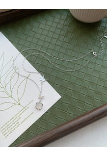 Détail du pendentif papillon en argent avec calcédoine blanche sur chaîne fine