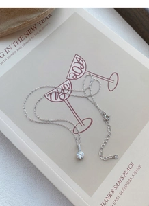 Gros plan du collier en argent sterling S925 avec un pendentif en zircone rond brillant