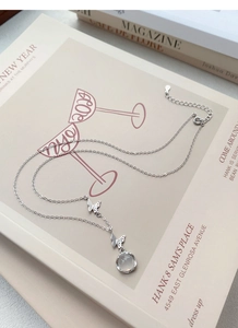 Détail du collier en argent S999 avec papillons et pendentif en calcédoine blanche