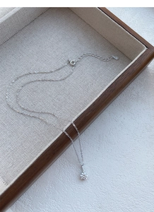 Gros plan détaillé du pendentif diamant rond scintillant avec poinçon en argent S925
