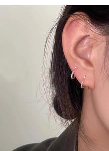 Nahaufnahme von S999 Sterling Silber Ohrstecker und Creolen Set am Ohr eines Models