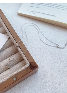 Détail du collier papillon en argent S999 avec pendentif calcédoine blanche sur chaîne O