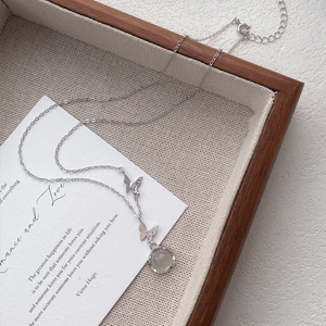 Élégant collier papillon en argent S999 avec pierre calcédoine blanche et chaîne double