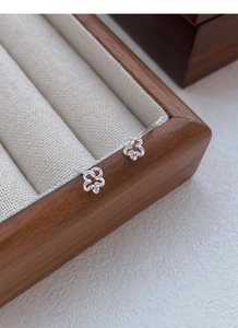 Détails de boucles d'oreilles fleurs ajourées en argent massif S999 sur boîte en bois