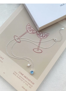 Detailansicht der S925 Silber-Herzkette mit blauem Zirkon und eleganter Süßwasserperle
