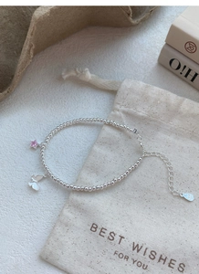 Détail du bracelet en argent S925 avec perles, breloques papillon et étoile rose