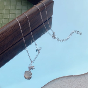 Collier papillon en argent S925 avec pendentif en calcédoine et chaîne réglable
