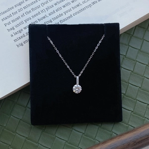 Collier minimaliste en argent massif S999 avec un pendentif diamant rond et brillant