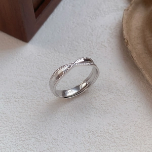 Bague torsadée élégante en argent sterling S925 avec texture sur fond minimaliste