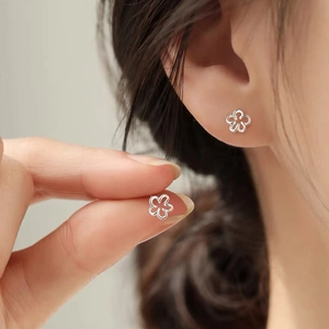 Boucles d'Oreilles Clous Fleur Creuse en Argent Sterling 999 pour Femmes Lignes Irrégulières Minimalistes Bijoux de Mode
