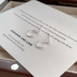 S999 Sterlingsilber C-förmige Creolen mit Zirkonia-Pavé auf romantischer Karte
