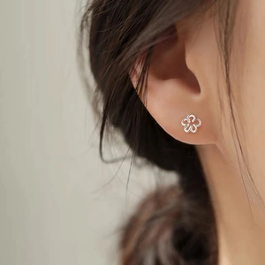 Boucles d'oreilles fleurs ajourées en argent S999 portées par un mannequin