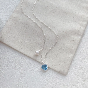 S925 Silberhalskette mit herzförmigem blauem Zirkon und sanfter Süßwasserperle