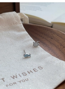 Detailsicht der S999 Silber Katzen- und Fischohrstecker auf cremefarbener Geschenkbeutel