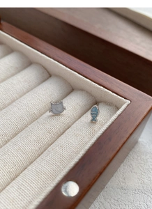 Makroaufnahme asymmetrischer S999 Silber Ohrstecker mit Katze Fisch und Emaille