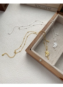 Détail du pendentif licorne en argent S925 avec étoile dans une boîte à bijoux