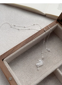 Détail du collier licorne en argent S925 avec zircon et étoile sur chaîne à billes