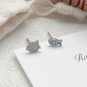 S999 Feinsilber Asymmetrische Katze Und Fisch Ohrstecker Emaille Tier Niedliche Ohrringe Für Damen Winzige Tägliche Schmuck