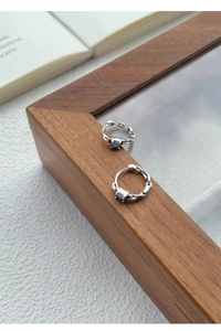 Détail macro de boucles d'oreilles en argent S999 avec chaîne et zircon bleu