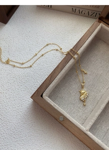 Détail du pendentif licorne en argent S925 avec zirconiums et petites breloques d'étoiles
