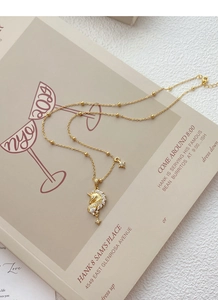 Détail macro du pendentif licorne dorée avec étoile scintillante et incrustation zircon