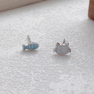 Süße asymmetrische S999 Silber Ohrstecker mit Katze und Fisch Motiv aus Emaille