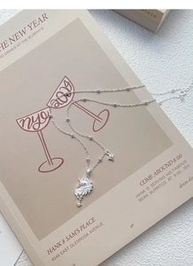 Détail du collier licorne en argent S925 avec petits pendentifs étoiles sur une chaîne fine